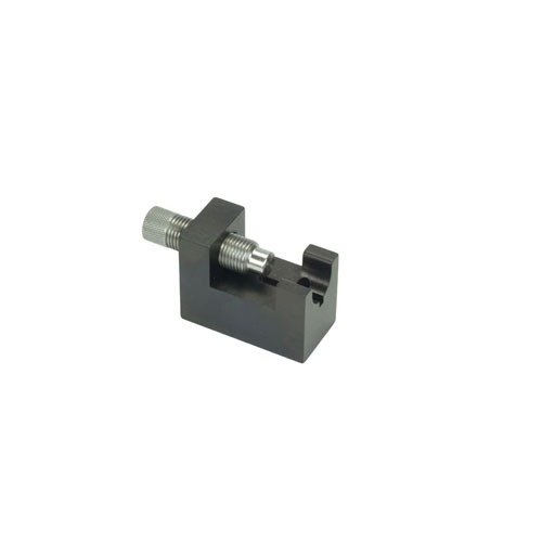 Mit dem SINCLAIR AR-15 Bolt Vise kannst du deinen AR-15 Bolt einfach zerlegen, ohne Teile zu verlieren. Er komprimiert den Ejector sicher und ermöglicht einen einfachen Austausch.