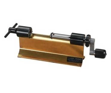 Der CLASSIC CASE TRIMMER von FORSTER PRODUCTS, INC. bietet präzises Trimmen und einfache Handhabung, ideal für jeden, der seine Hülsen professionell bearbeiten möchte.