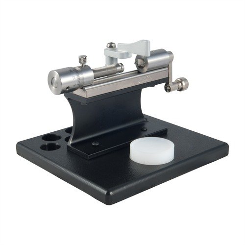 Der L.E. Wilson Stainless Micro Trimmer bietet präzise Anpassungen in .001" Schritten, eine stabile Plattform für 9 Hülsenhalter und einfache Handhabung.