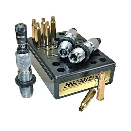 Das Redding Premium Deluxe Die Set für 300 WSM bietet präzises Reloading mit einem Carbide Size Button und einem Bullet Micrometer für optimale Sitztiefe.