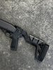 Upgrade deine Remington 870 mit dem Gen. 2 FIXED Stock aus 6061 Billet-Aluminium, anpassbarer Länge, integriertem RMR-Montageplatte und ambidextrous Design!